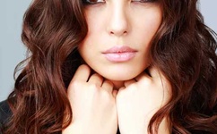 女生将玩偶绑背上